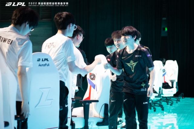 他与其他顶 他与其他顶